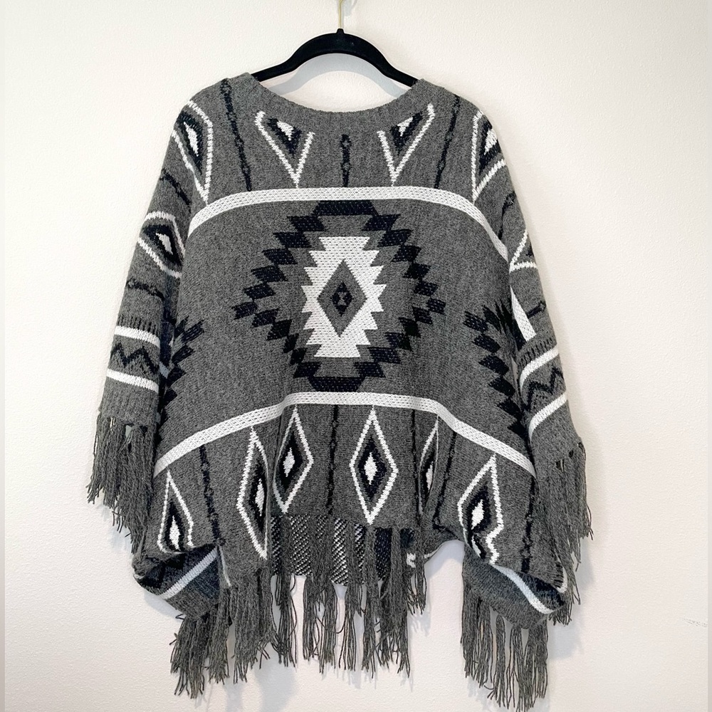 Double Zero Nwot Gray Aztec Pattern Poncho With F… - image 1